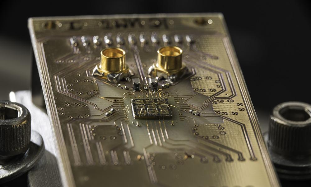 量子处理器的半导体芯片连接到电路板上.
