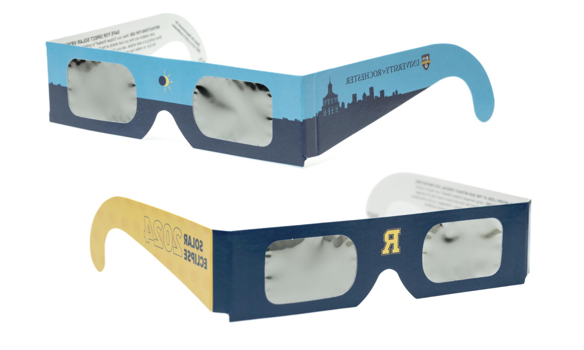 两副白色背景的罗彻斯特大学日食眼镜.